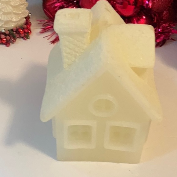 UNBRANDED SOLID CANDLE MADE INTO A HOUSE NWOT - Picture 1 of 8